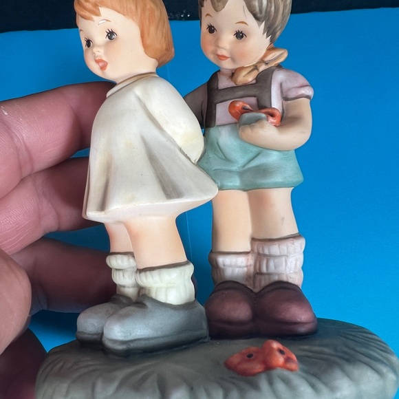 Goebel Berta Hummel "Token Of Love" Figurine, Excellent Condition Club Exclusive - Picture 7 of 12